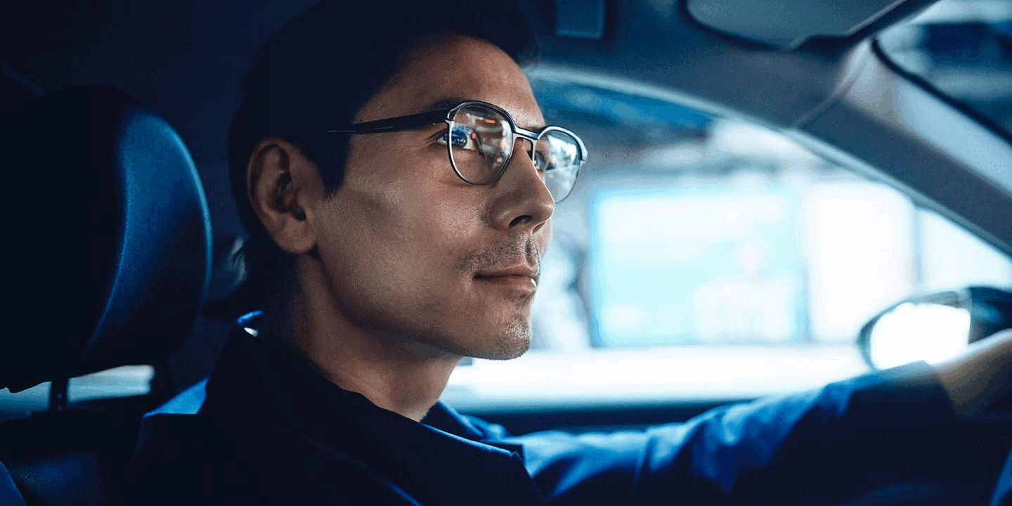 Homem dirigindo com Lentes DriveSafe