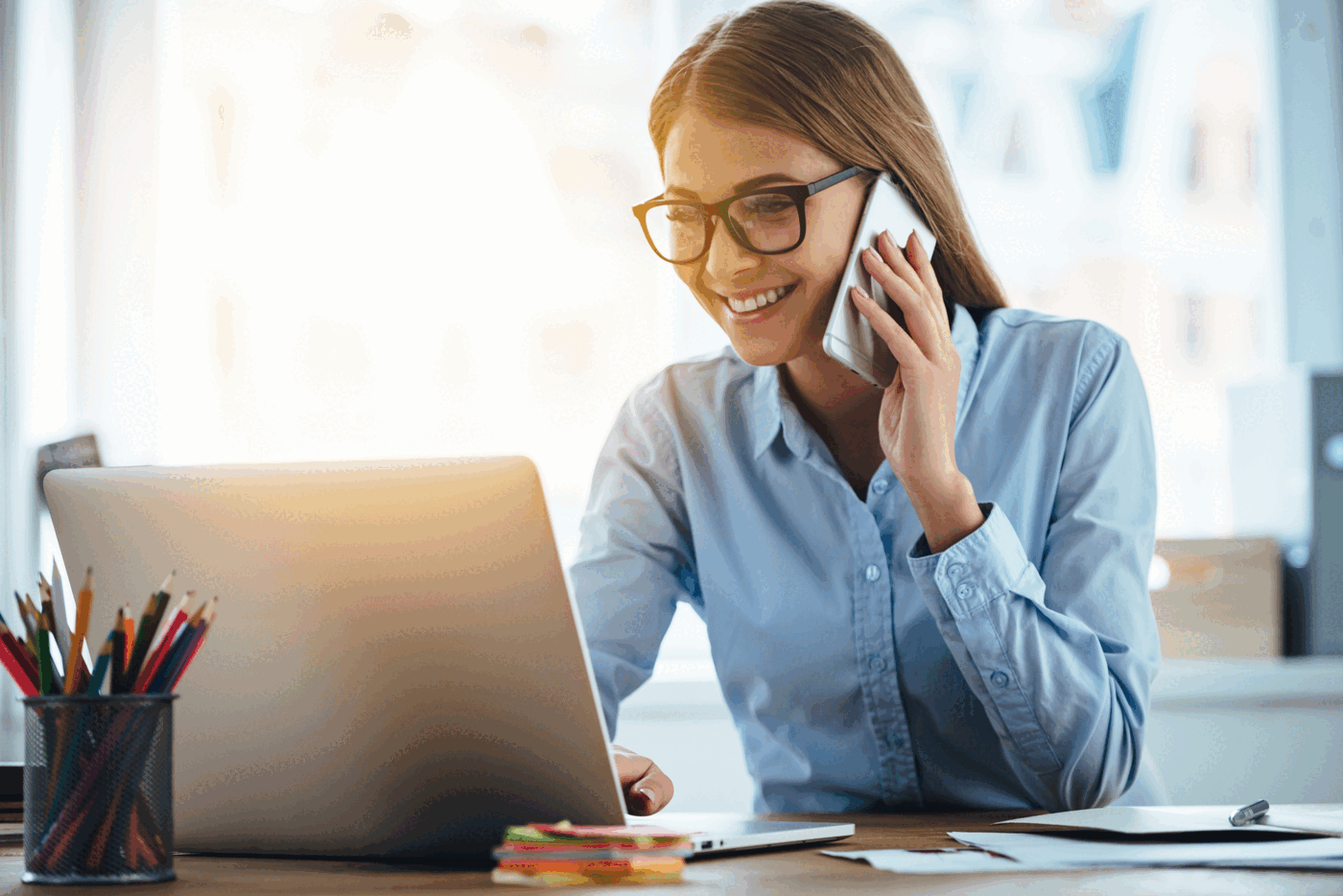 Mulher usando lentes para o trabalho em escritório