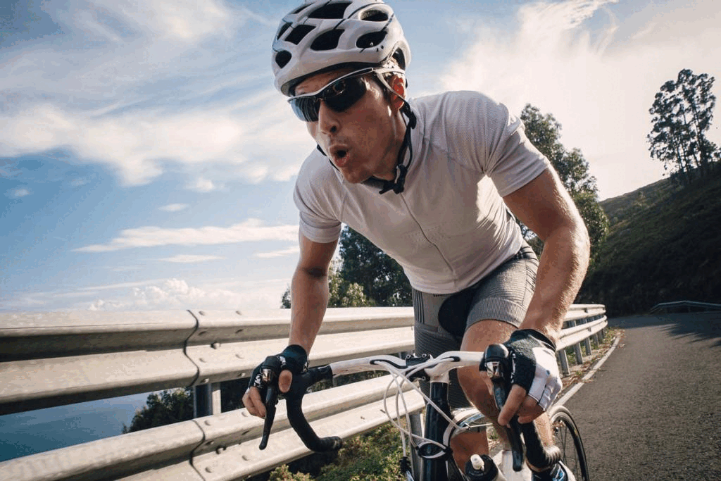 Ciclista usando lentes para a prática de esportes