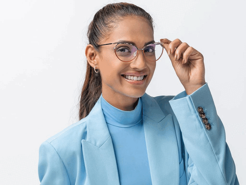 Mulher usando Lentes Monofocais
