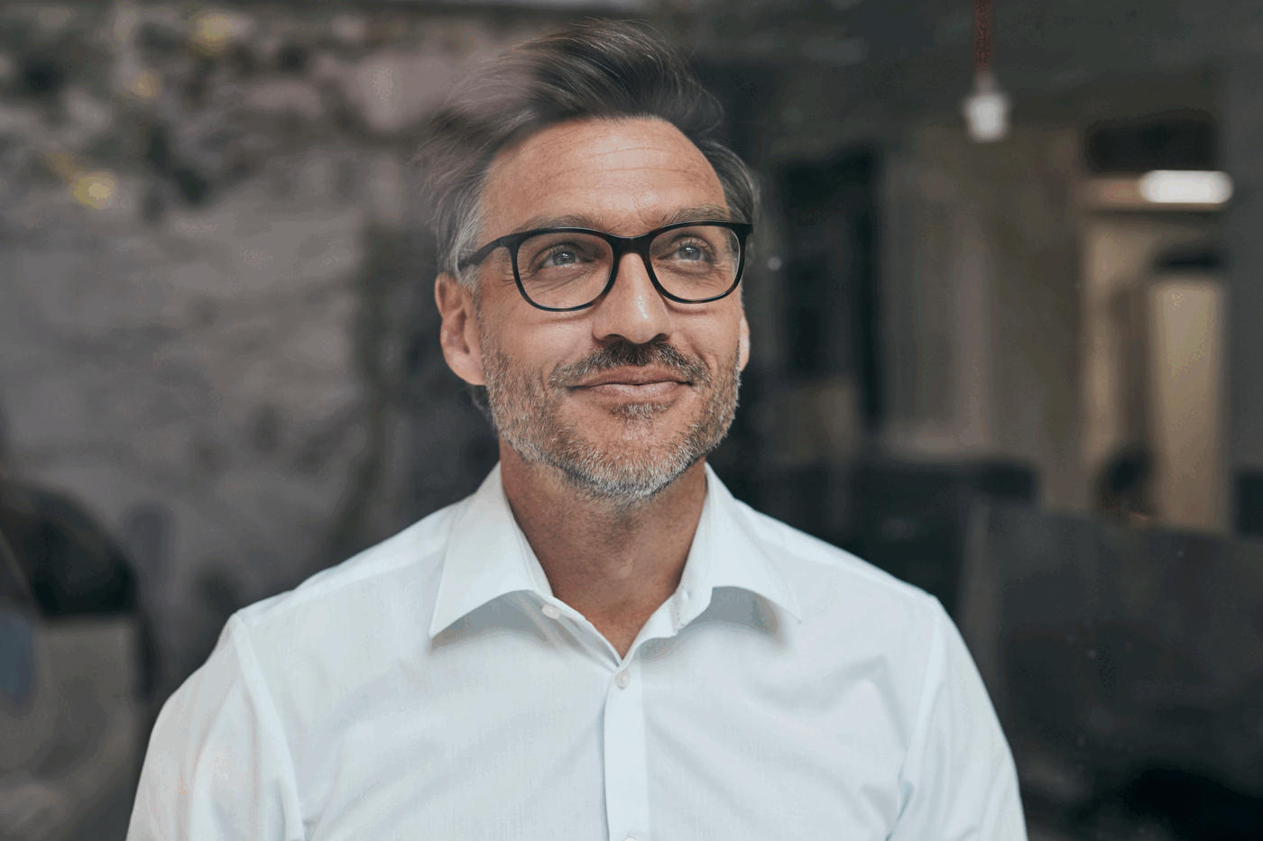 Homem usando Lentes Multifocais