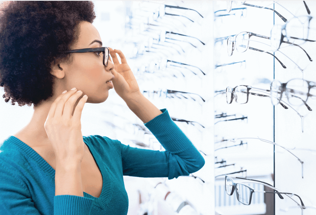Cliente experimentando óculos em uma ZEISS Vision Center