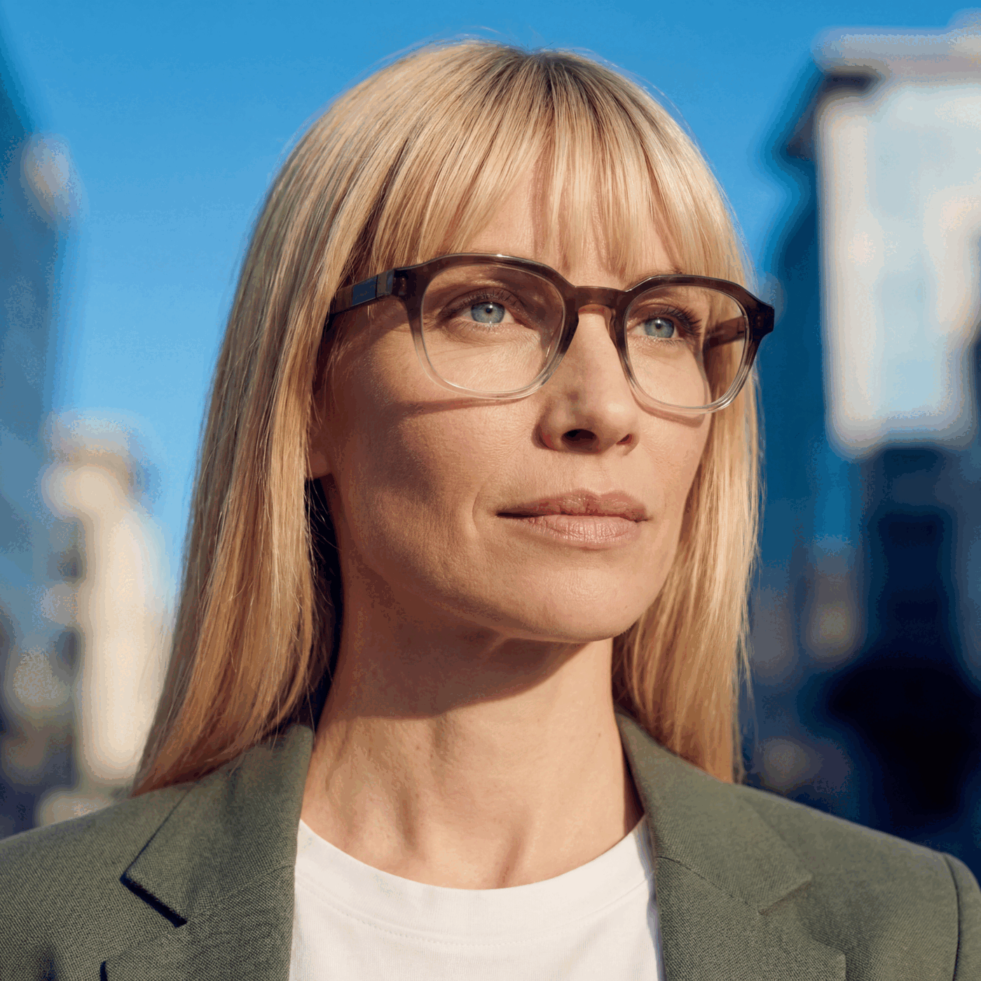 Mulher usando lentes ZEISS